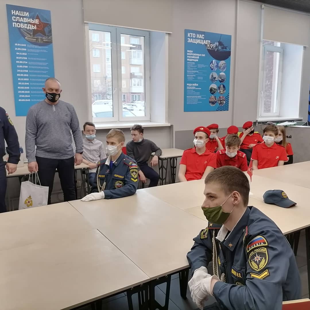 В Красноярске состоялась встреча школьников с заслуженными спасателями России