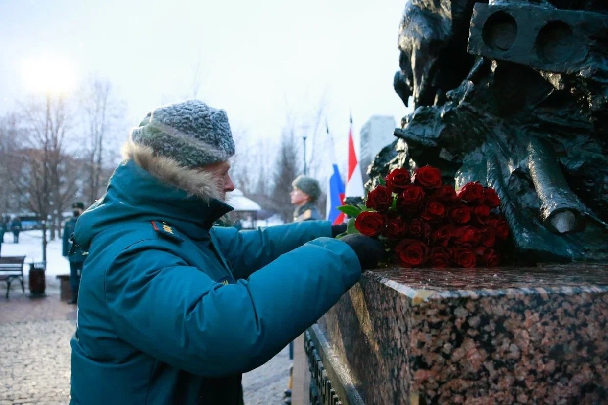 Александр Чуприян и Сергей Шойгу возложили цветы к комплексу памятников на Аллее славы в честь Дня спасателя Российской Федерации