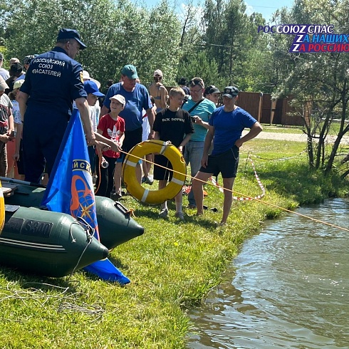 На озере Пионерское города Барнаула с учащимися школ 27 июня 2024 года проведен открытый урок по безопасному поведению на воде